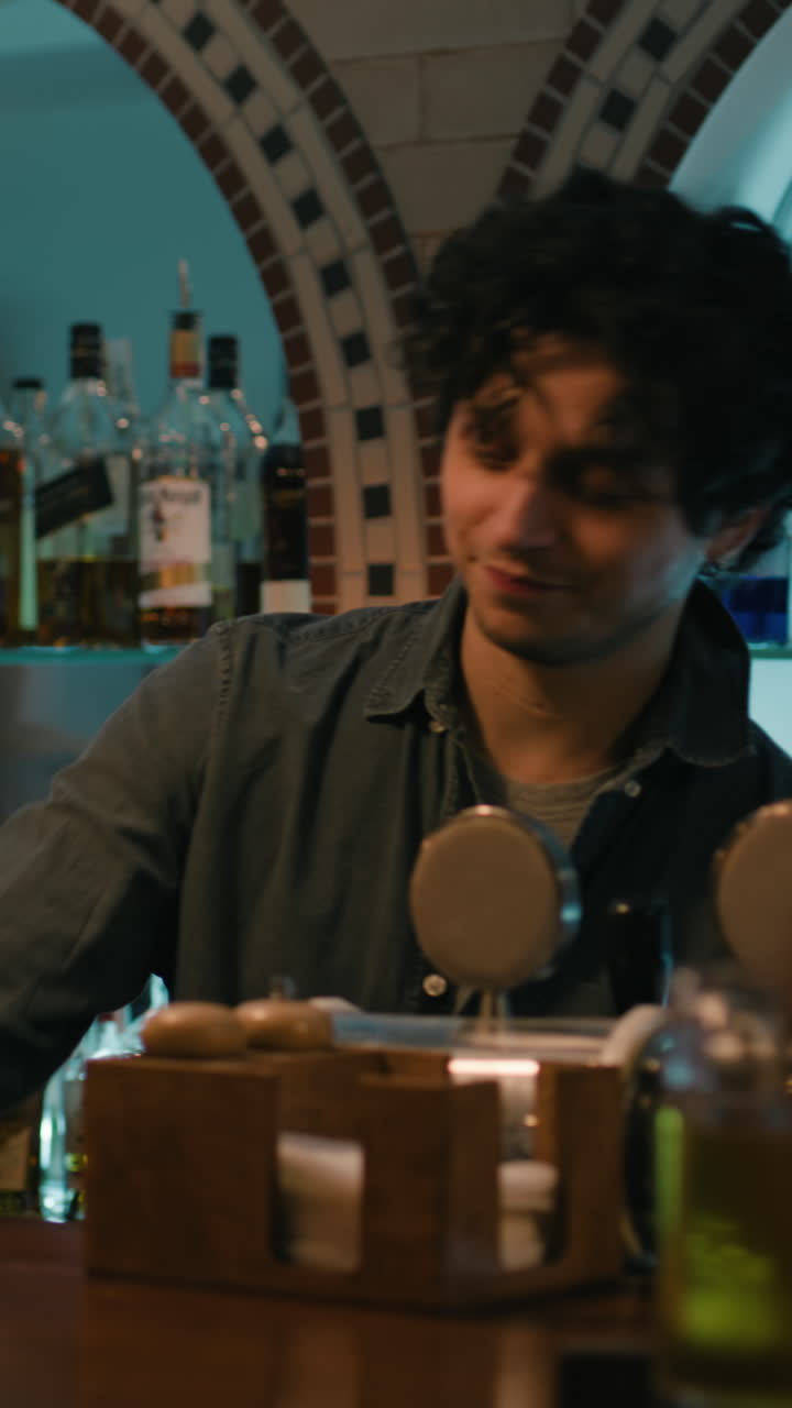 camarero preparando bebidas en un bar