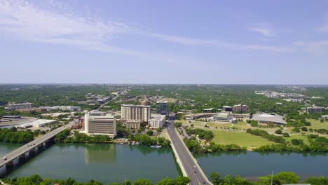 Vista-Aérea-Con-Vistas-A-Los-Puentes-Sobre-El-Río-Colorado-En-El-Soleado-Austin,-Ee.uu.---Pan,-Tiro-De-Drones