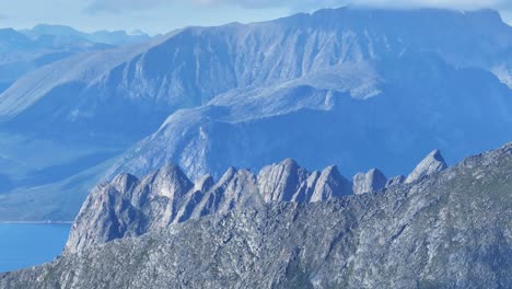 Terreno-Accidentado-Sobre-Los-Picos-De-Las-Montañas-Lonketinden-En-El-Sur-De-Senja,-Noruega