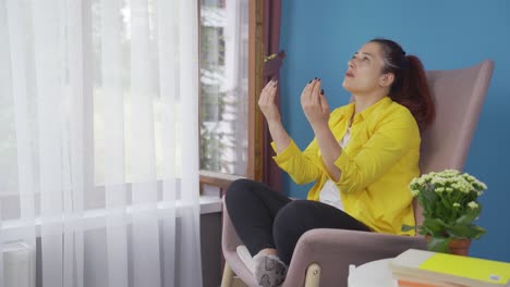 Muslim-woman-praying-in-front-of-the-window.