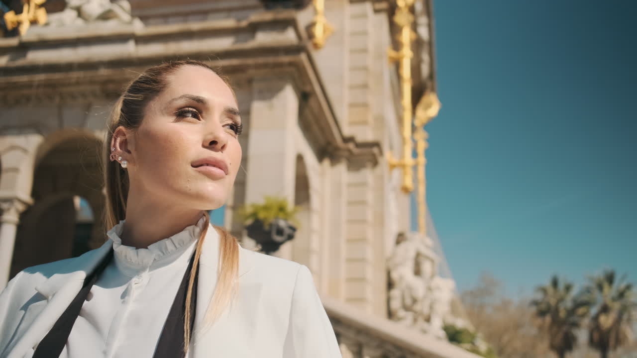 스타일리시한 젊은 여성이 오래된 공원에서 멀리보고 있습니다.