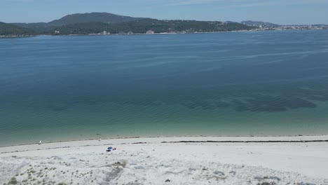 Luftpanoramablick-Auf-Die-Küste,-Den-Hügel-Und-Die-Strände-Von-Arrábida-In-Setúbal-Von-Der-Insel-Troia-Mit-Menschen,-Die-über-Den-Strand-Gehen,-Portugal