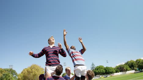 Rugbyspieler-üben,-Den-Ball-Zu-Verteidigen-4k-4k