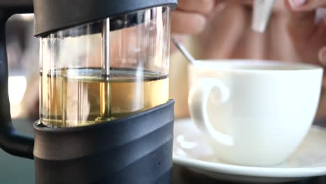 té y café en una cafetería