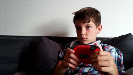 Junge-Spielt-Videospiel-Auf-Nintendo-Switch-Spielekonsole-1