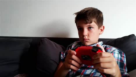 niño está jugando videojuegos en la consola de juegos nintendo switch