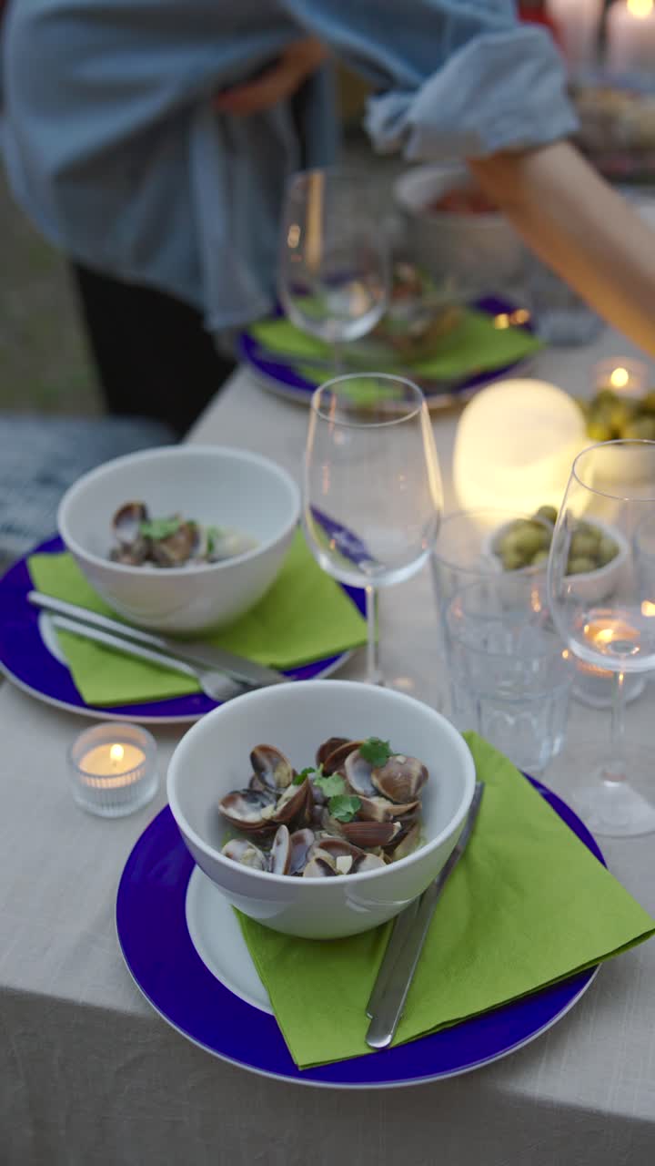 Cena all'aperto con vongole