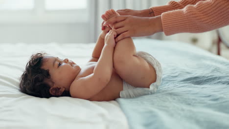 relajarse, amor y madre con el bebé en la cama