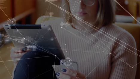 red de conexiones contra la mujer con tableta digital usando teléfono inteligente