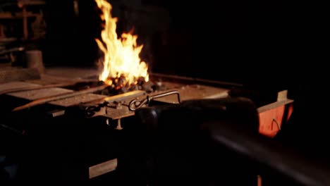 vara de hierro calentada en el fuego
