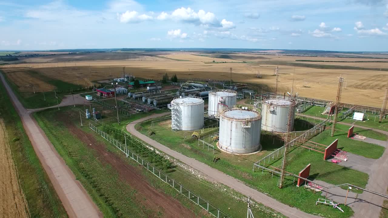 panorama de la órbita aérea de las instalaciones de almacenamiento de combustible y petróleo crudo. la industria del petróleo y el gas.