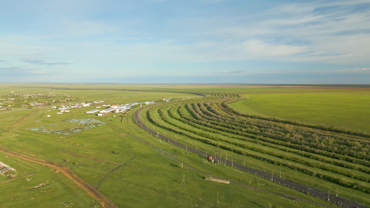 vista aérea de la carretera entre vastos campos en el campo - toma de avión no tripulado