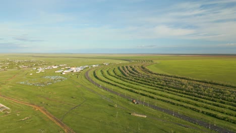 Vista-Aérea-De-La-Carretera-Entre-Vastos-Campos-En-El-Campo---Disparo-De-Drones