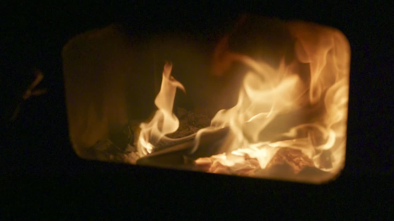 불꽃이 이고 나무가 걱거리는 따뜻하고 매력적인 벽난로는 편안하고 조용한 분위기를 조성합니다. 편안함과 평온을 전달하는 데 완벽합니다.