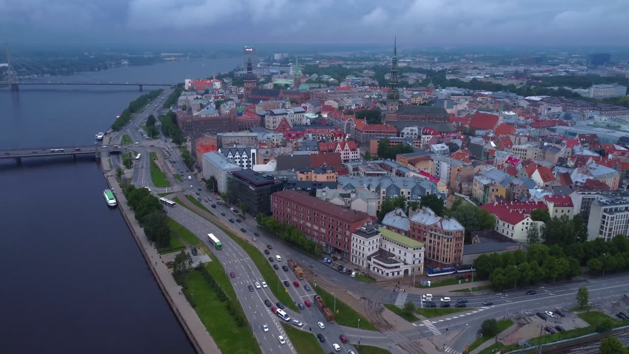 video aéreo de drones en 4k del casco antiguo de riga