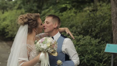 Recién-Casados.-Novio-Caucásico-Con-Novia-En-El-Parque.-Pareja-De-Novios.-Familia-Feliz