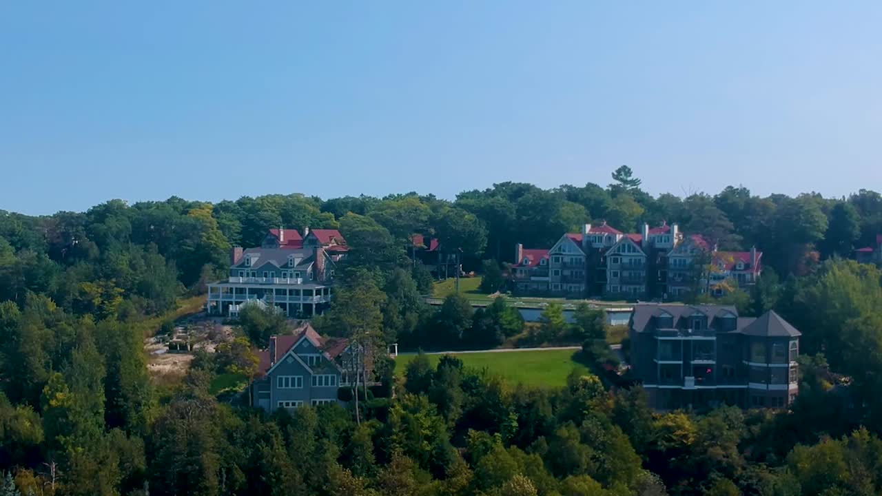 여름에 미시간 주 맥키낙 섬의 공중 촬영