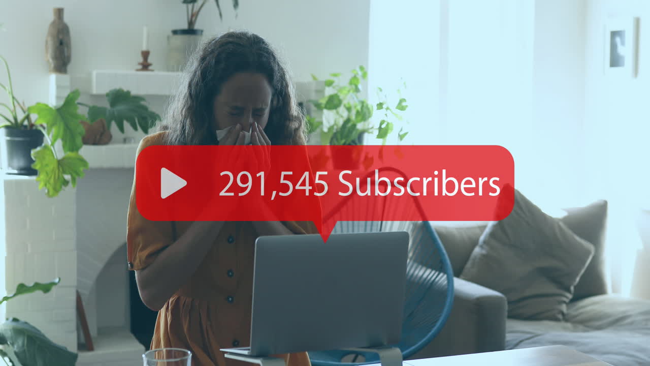 animación del icono de los medios sobre una mujer caucásica que usa una tableta