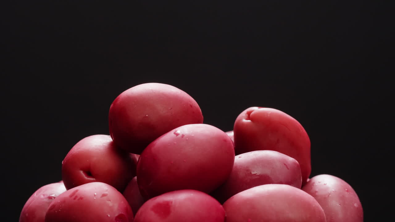 Olive verdi rotonde sottaceto dalla Grecia come sfondo, vista dall'alto. Filmato 4k di alta qualità.
