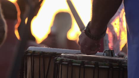 Zeitlupe,-Nahaufnahme-Eines-Sticks,-Der-Im-Abendlicht-Am-Drum-Circle-Am-Siesta-Key-Beach-Auf-Die-Trommel-Schlägt