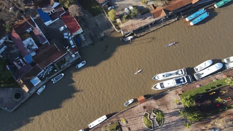 Toma-Aérea-De-Arriba-Hacia-Abajo-De-Dos-Botes-De-Kayak-Remando-En-El-Río-En-La-Ciudad-De-Tigre