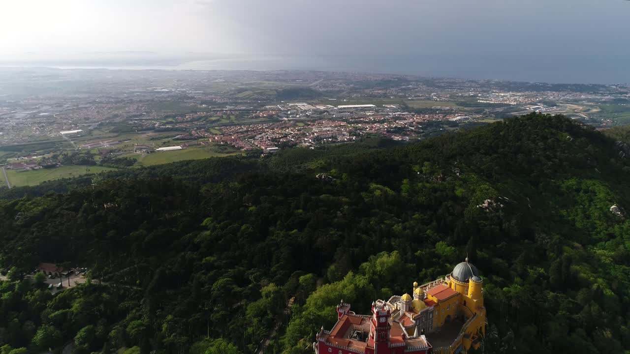 vista del colorido palacio de pena en un día soleado