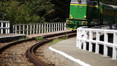 locomotora diesel cruza el puente feroviar
