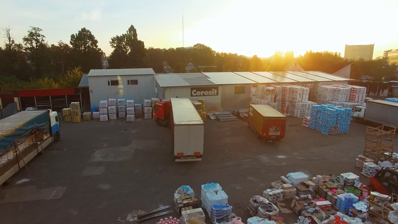 Pemandangan udara gudang barang. Pemandangan udara terminal penyimpanan dan kargo dengan truk