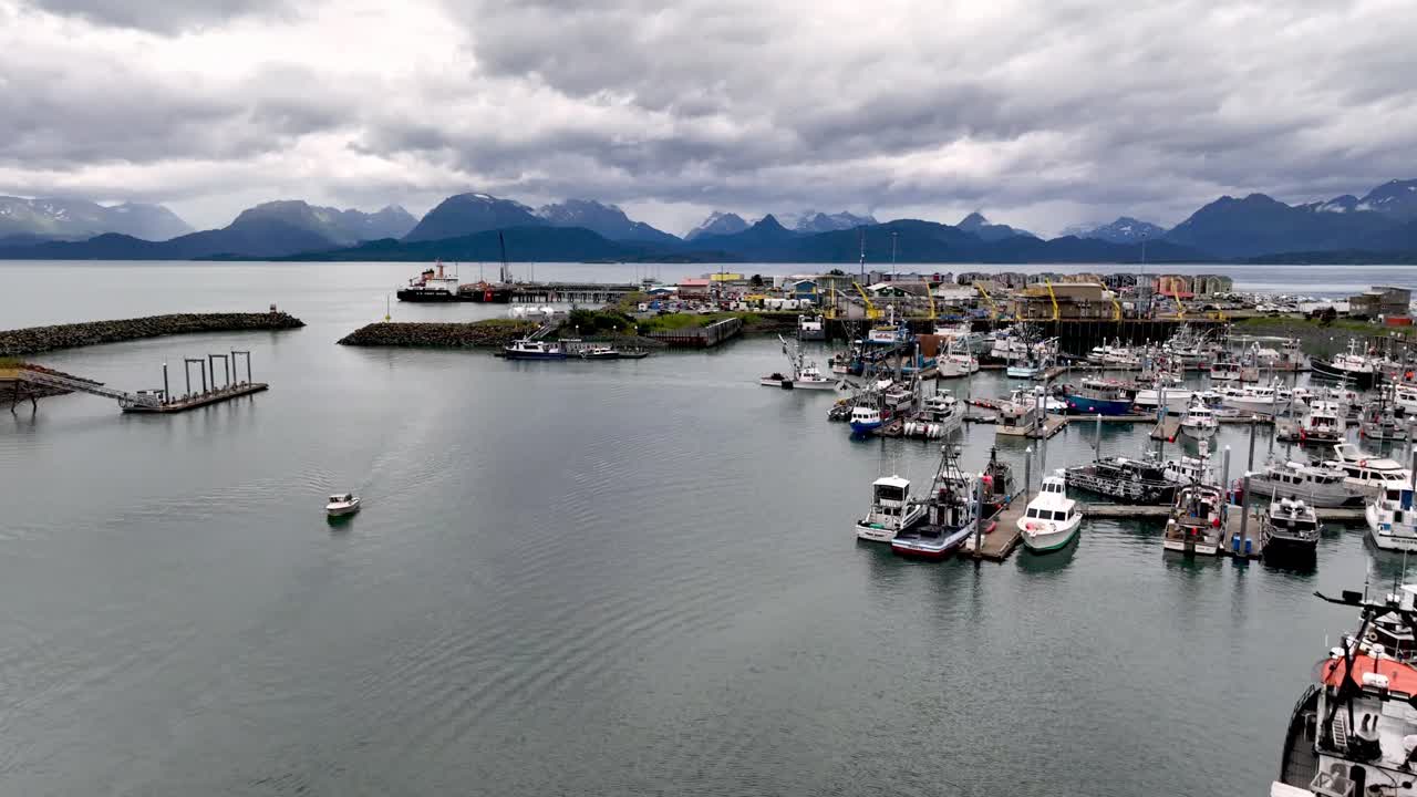 un velero navega bajo un avión no tripulado en homer alaska