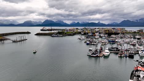 Velero-Navega-Debajo-De-Drone-En-Homer-Alaska