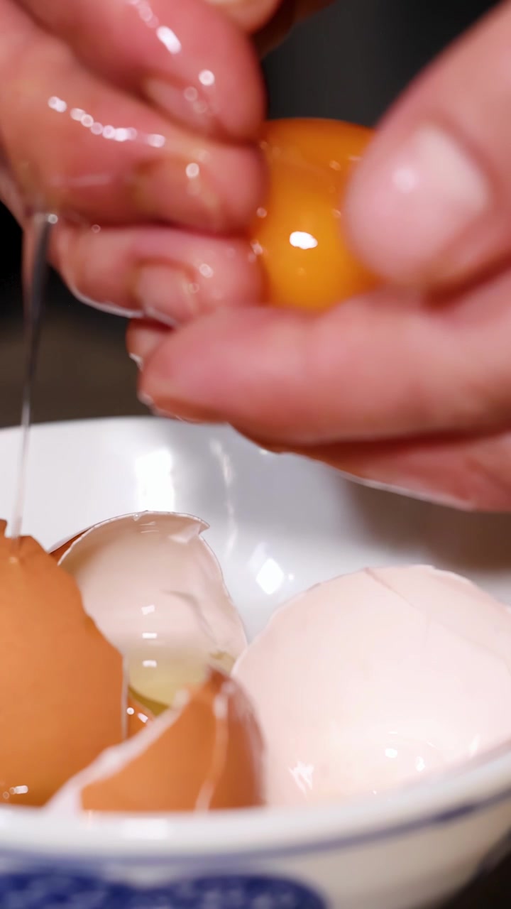 Chef Separando Cuidadosamente a Gema da Clara do Ovo em uma Tigela