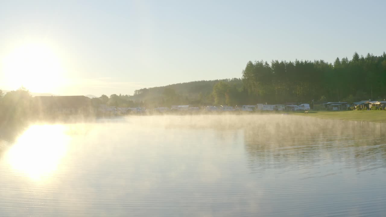 호수 pirkdorfer 참조, 오스트리아 일출 스모그