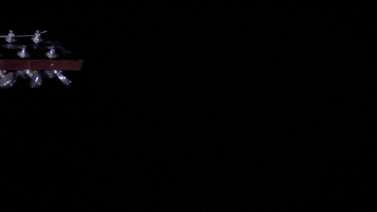 한 남자가 베이스 피들 2를 연주한다