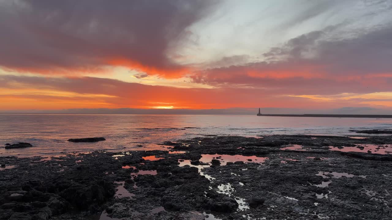 Amanecer temprano sobre la playa Roker Seaburn, Sunderland, Inglaterra, ciudad costera británica del noreste del Reino Unido