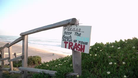 Höfliches-Schild-Am-Strand,-Um-Die-Menschen-Darauf-Aufmerksam-Zu-Machen,-Den-Strand-Nicht-Zu-Verschmutzen