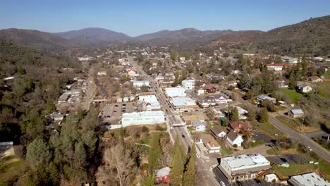 aerial over mariposa, california push in