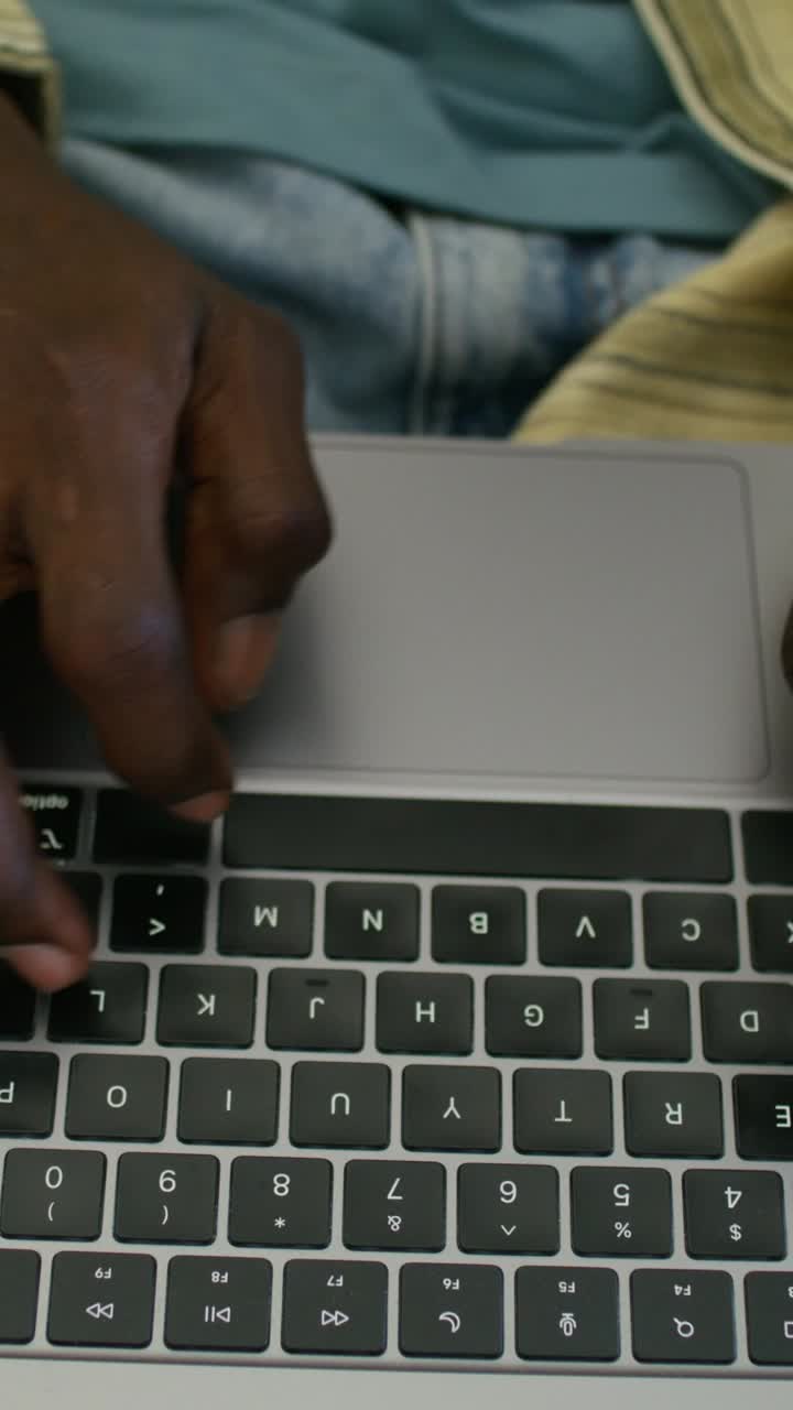 persona escribiendo en una computadora portátil