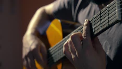 hombre tocando la guitarra, rasgueando acordes de estilo popular