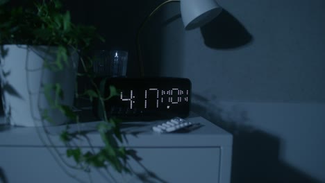 mesa de noche con reloj y medicamentos
