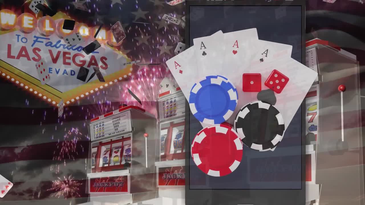 animación de cartas de juego, jugando fichas y dados sobre el cartel del casino de las vegas con máquinas de frutas