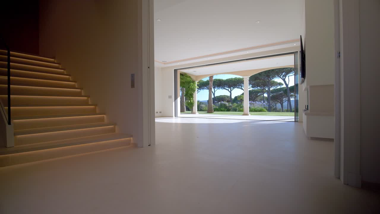 toma lenta de establecimiento de una casa vacía con vista al jardín trasero