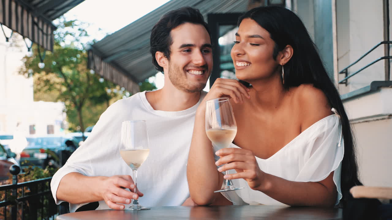 una pareja disfrutando del vino en un café al aire libre