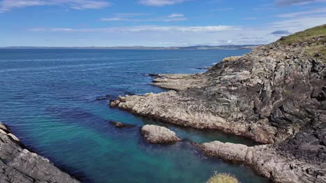 Hermosos-Acantilados-Costeros-Del-Día-Soleado-De-West-Cork-Y-Un-Tranquilo-Océano-Azul.