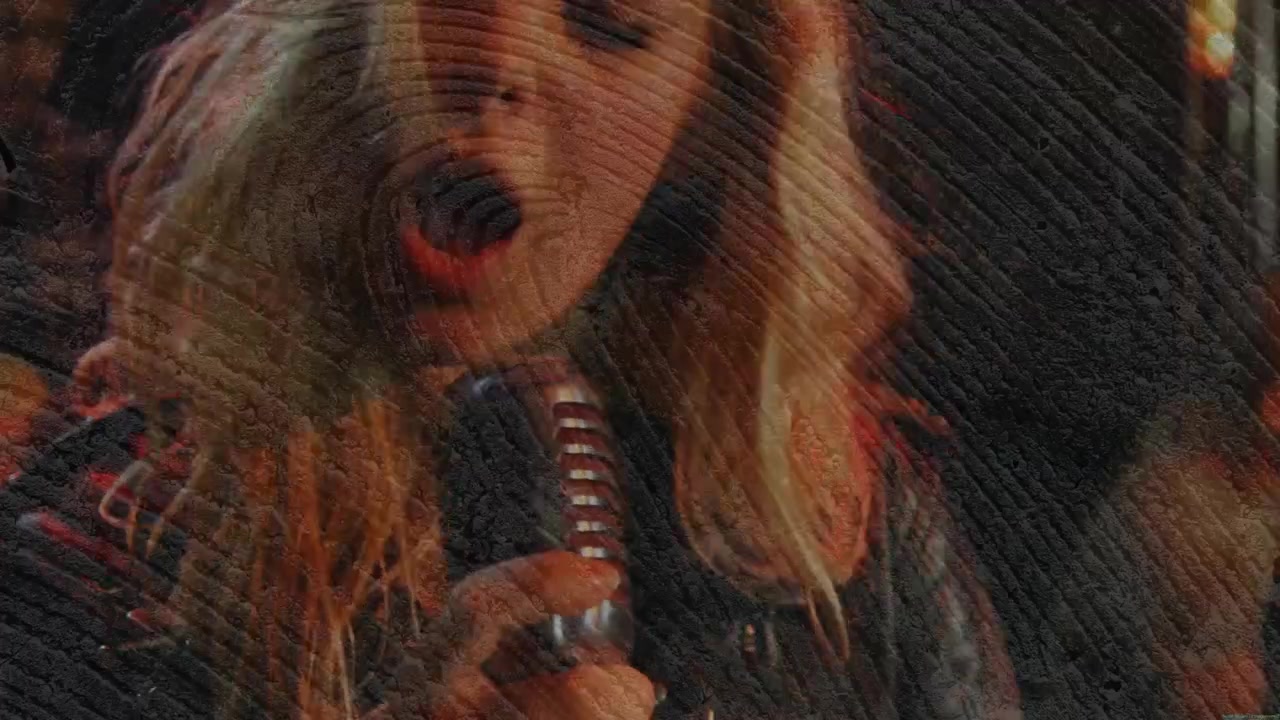Kamera trækkes tilbage og afslører en blond sangerinde på en klub, iført nitter, der griber en krommikrofon og leverer rå vokal.