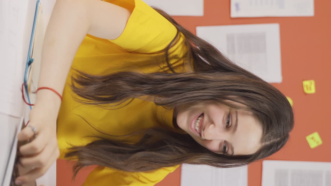 Video vertical de niña feliz jugando