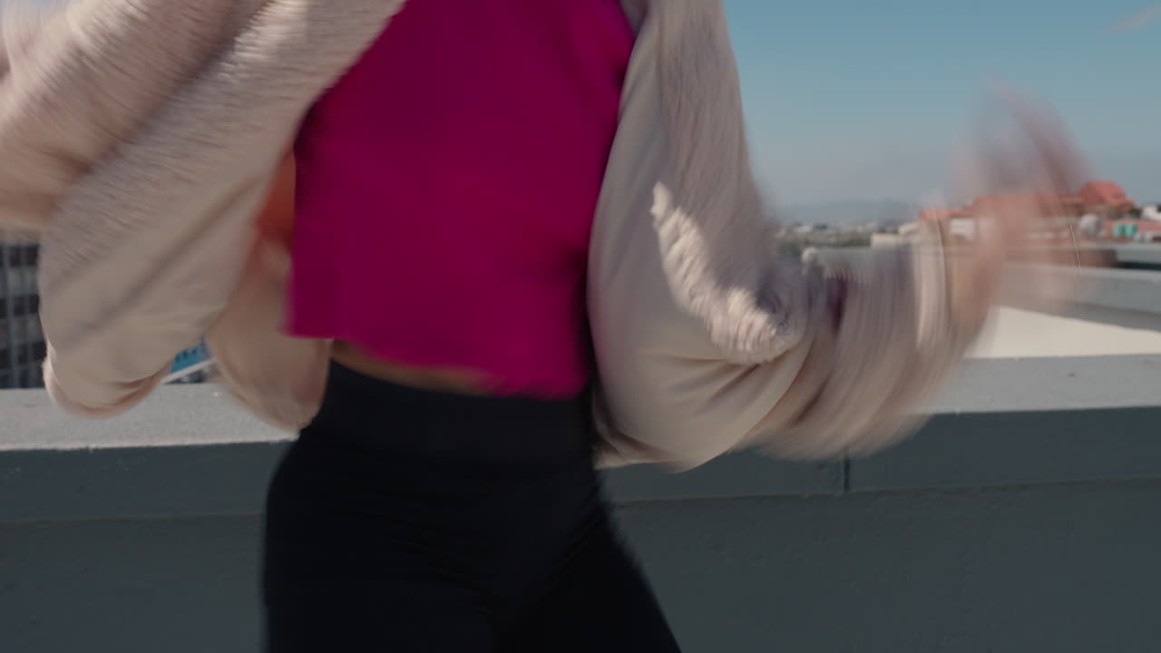 지붕 위에서 춤을 추는 여자  ⁇ 합 댄스 스타일을 수행하는 여자 도시에서 즐거운 프리스타일 댄서