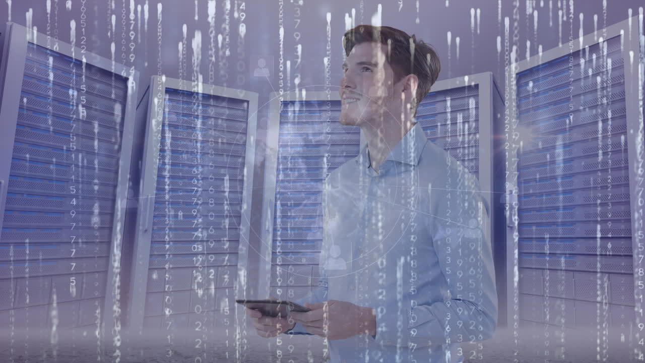 animación del procesamiento de datos sobre el hombre de negocios en la sala de servidores