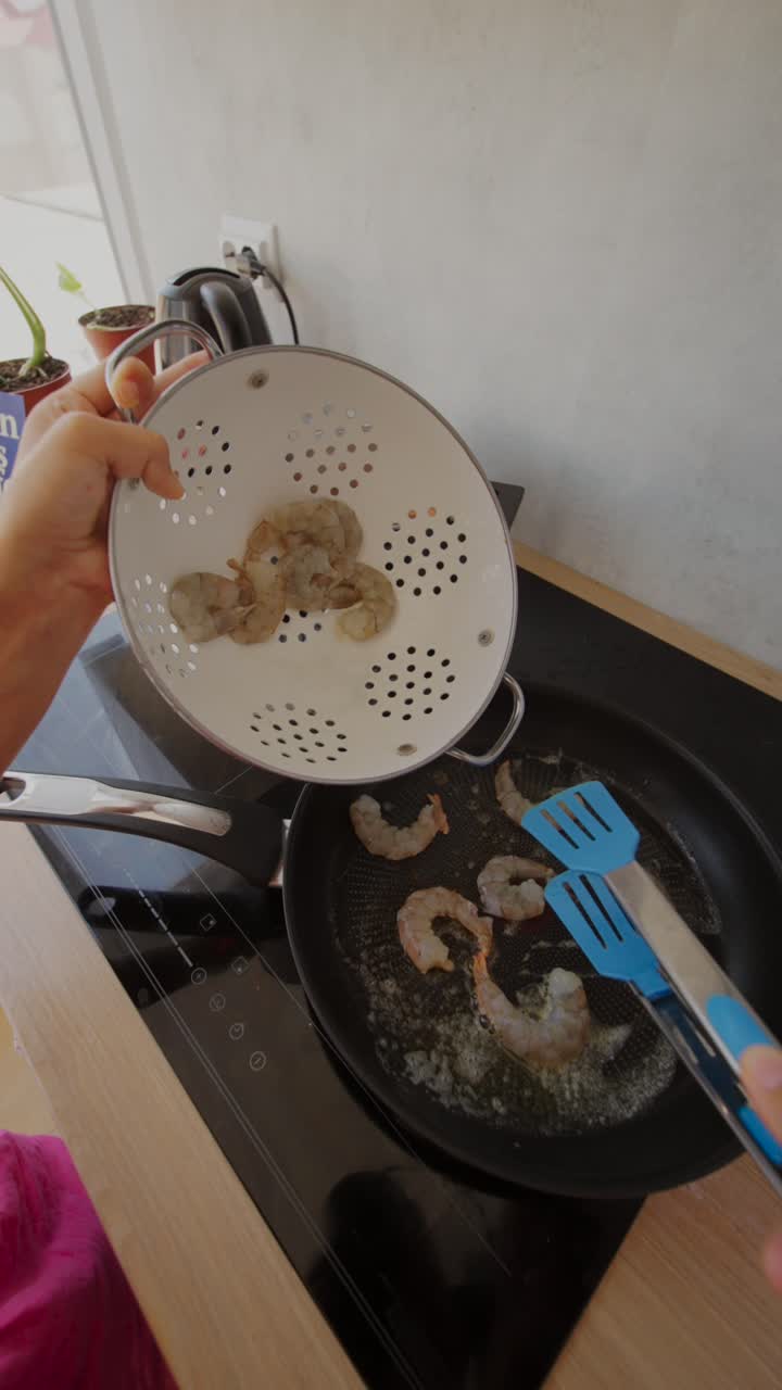 freír camarones en una sartén