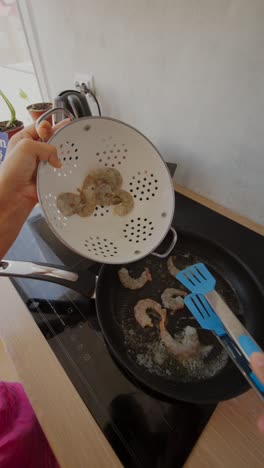 freír camarones en una sartén