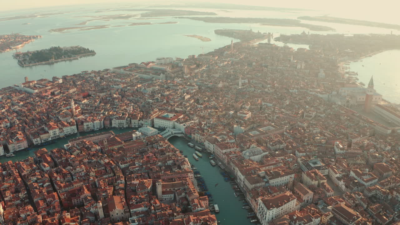Tomada cinematográfica de estabelecimento com slider da Ponte de Rialto na Veneza Central ao nascer do sol